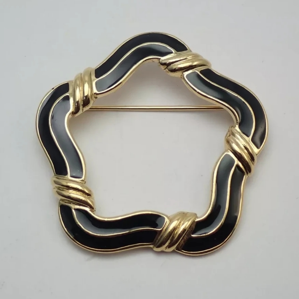 Vintage Trifari Signed Black Enamel Gold Tone Pin Brooch